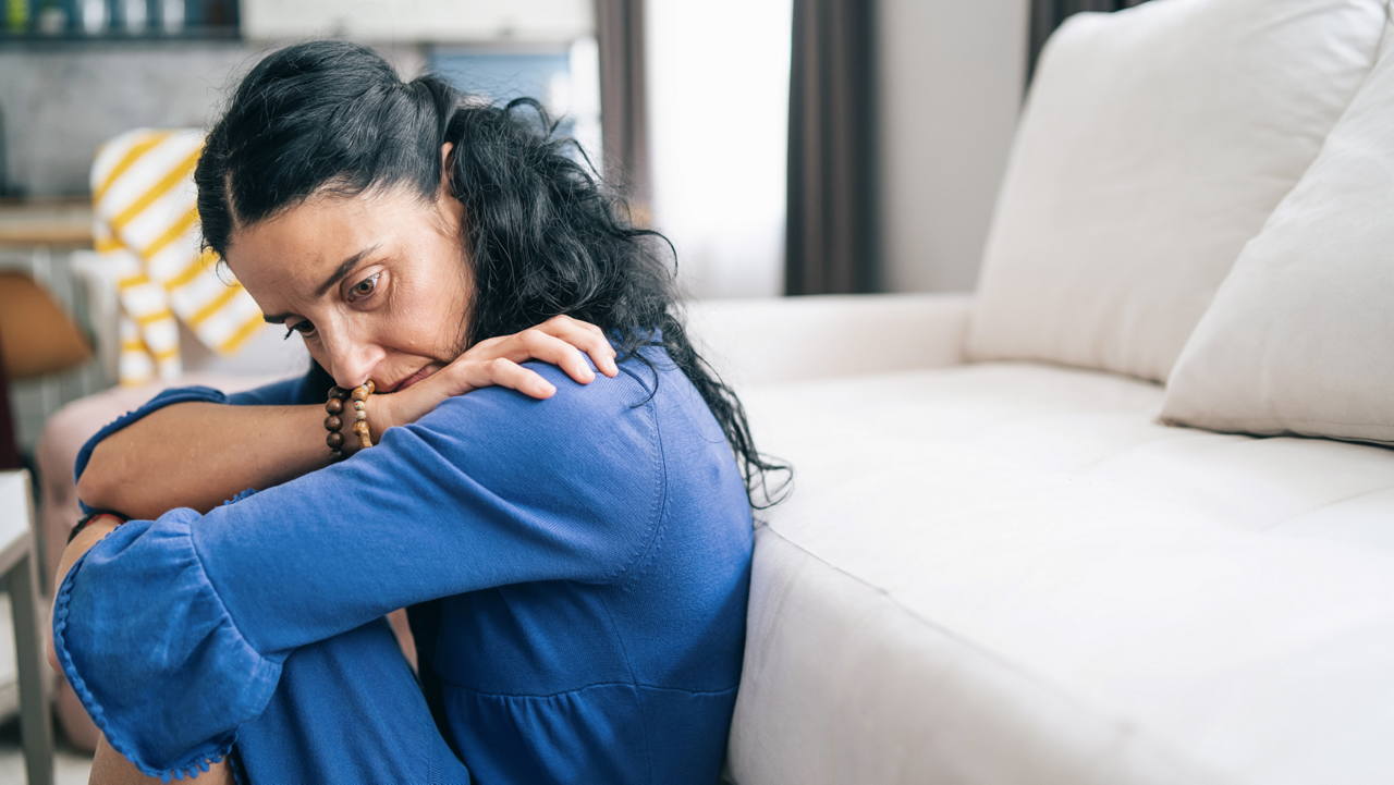 Woman with atopic dermatitis who is despressed